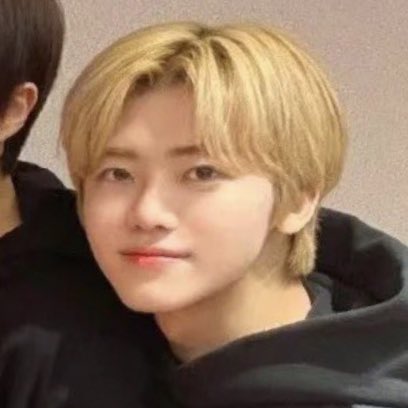 ່ on Twitter: "cheeks 🤏"