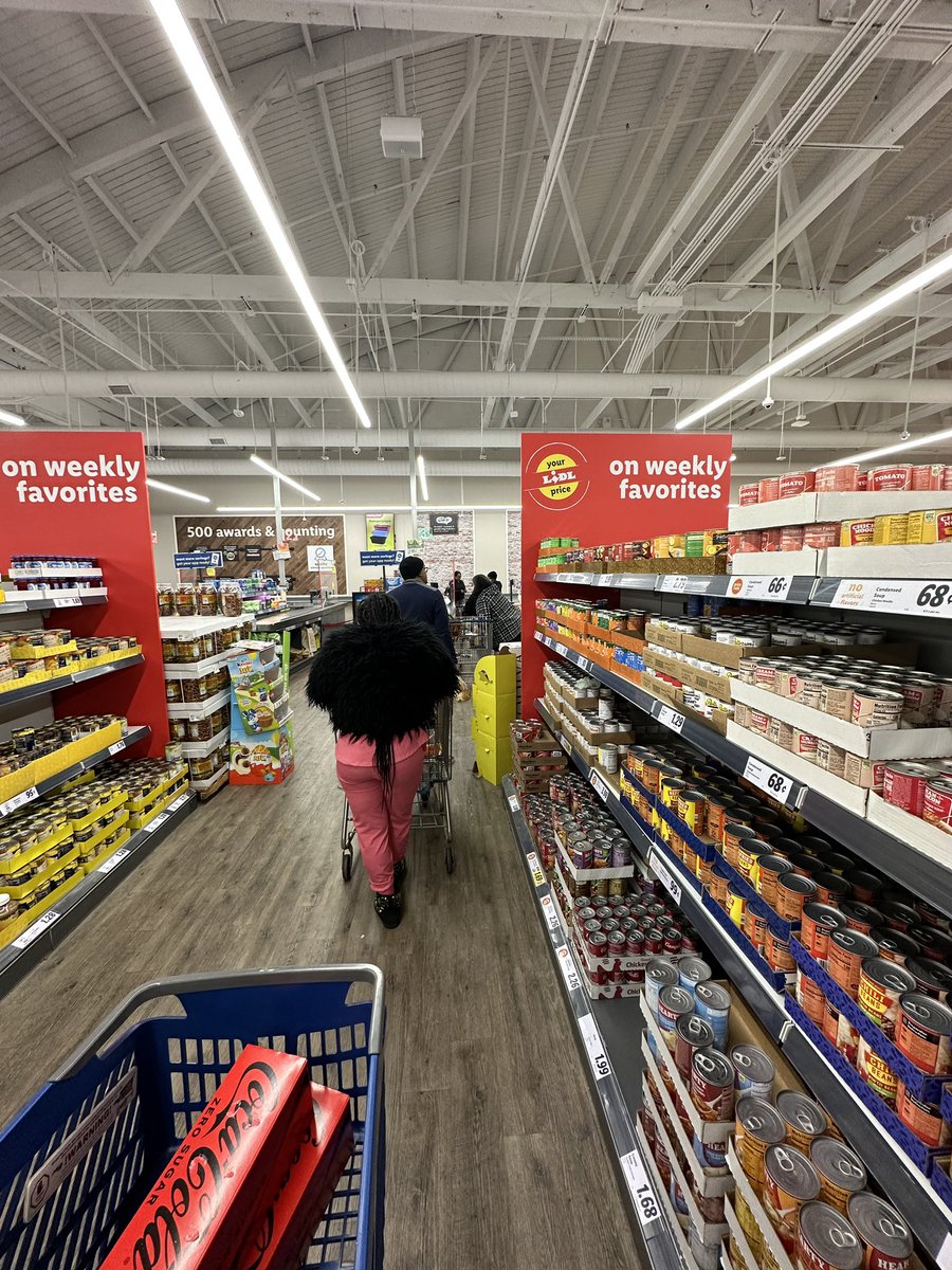 tmale's tweet photo. @AldiUSA Standing in long lines with only one register open https://t.co/R0p3Zbc7Bj