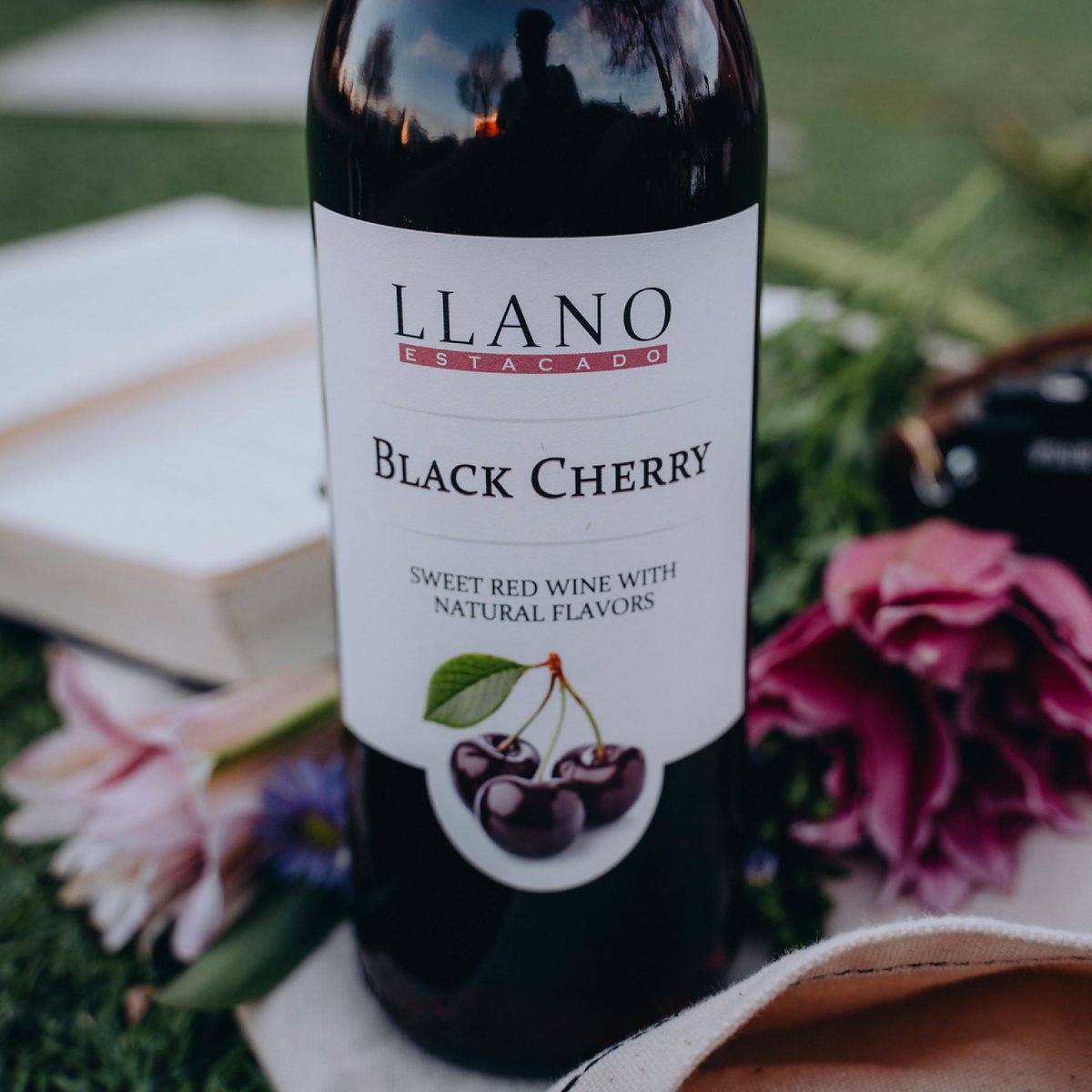It's that time of year again! Flowers are blooming and the wine is fruity. 💐🍒🍑 llanowine.com/fruit-wines/