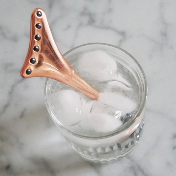 Our secret to contoured and depuffed skin: Odacite's Cryo-Tech Facial Tool &amp; a glass of ice water 🧊 Simply dip the bead side of the tool in ice water, apply your eye product and massage around the orbital bone ✨

Shop now: thedetoxmarket.com/products/odaci…