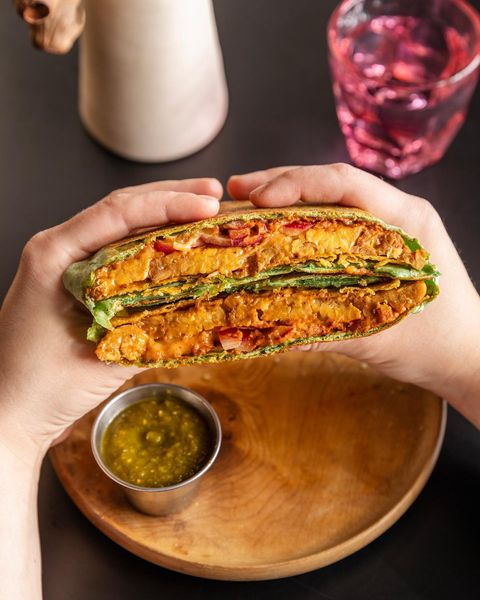 💥 THE #VEGAN CRUNCHWRAP HAS LANDED!
VEGAN CRUNCHWRAP 
thebrinery smoked tempeh, vegan aioli, chipotle + cashew cheese spread, pickled red onion, mexican village tostada,  in a grill-pressed spinach wrap, served with a side of our housemade salsa verde 😋

#crunchwrap #sandwich