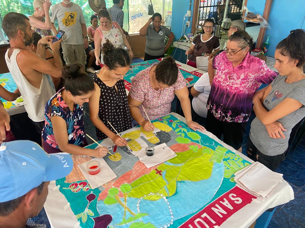 Kinetika (@kinetikapeople) on Twitter photo The explorers finished the week with a very special gathering (#Encuentro) in Costa de Pajaros where communities were invited to come together, complete a design and create batik flags. 
#Workshops #community 
<a href="/WorldTrailsNet/">World Trails Network</a> <a href="/Alipretty/">Ali Pretty</a> The explorers finished the week with a very special gathering (#Encuentro) in Costa de Pajaros where communities were invited to come together, complete a design and create batik flags. 
#Workshops #community 
<a href="/WorldTrailsNet/">World Trails Network</a> <a href="/Alipretty/">Ali Pretty</a>