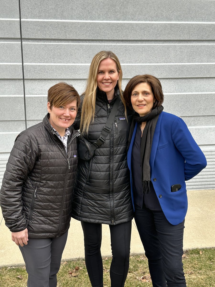 digitmurphy's tweet photo. Women who are empowering others to make professional hockey more attainable. @WhitecapsHockey @digitmurphy @reagan_carey @PHF @Riveters  #hockey #WomenEmpowerment https://t.co/S7xJKtTSRr