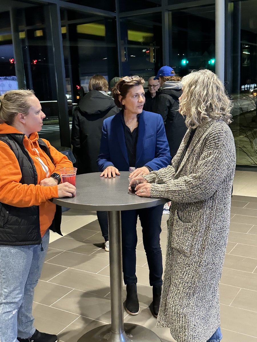 digitmurphy's tweet photo. Women who are empowering others to make professional hockey more attainable. @WhitecapsHockey @digitmurphy @reagan_carey @PHF @Riveters  #hockey #WomenEmpowerment https://t.co/S7xJKtTSRr