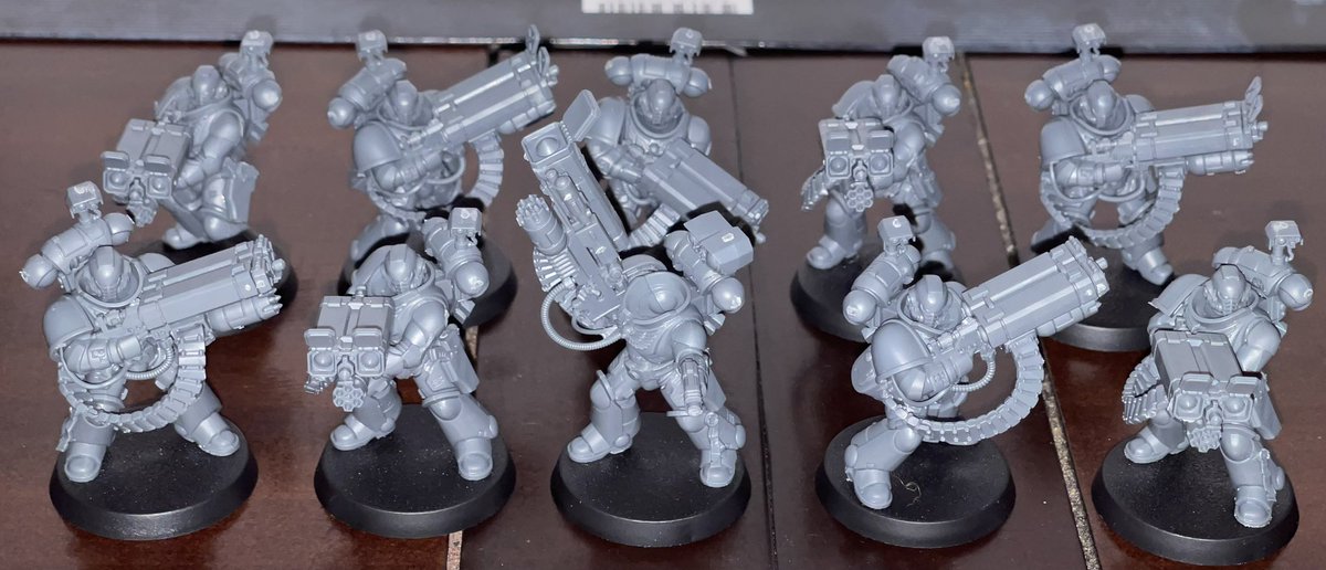 I’ve nearly finished building my first Desolation Squad. All that’s left is the Sergeant head and left shoulder pads from the Blood Angels Upgrade Sprue. Then I’ll get started on my second squad where I’ll do the same, but with Ultramarines upgrades.

#WarhammerCommunity https://t.co/BNgis20VUq