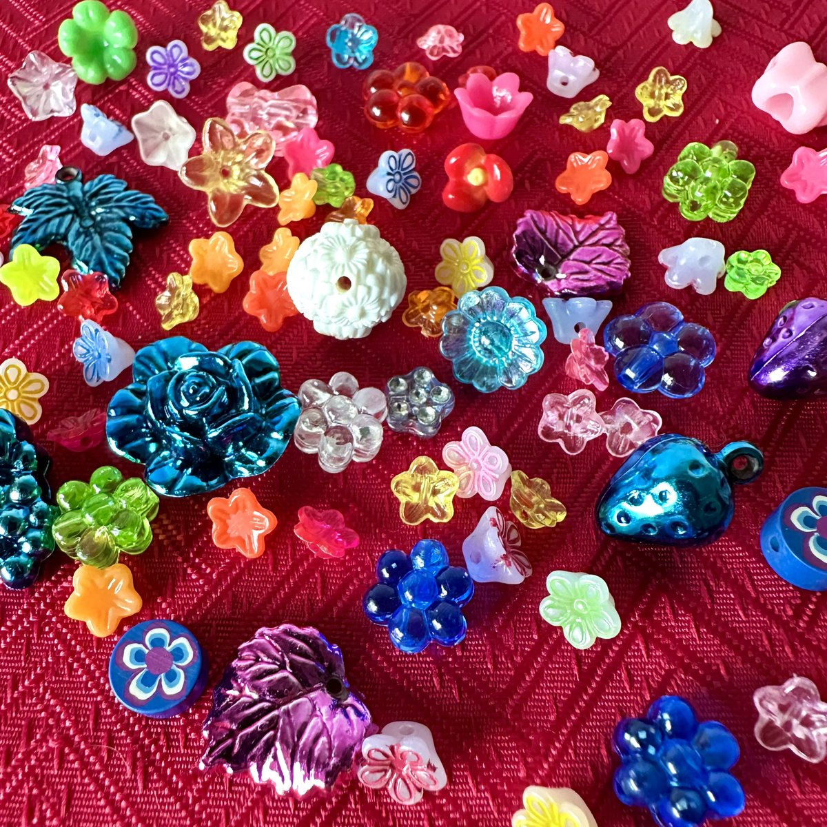 Happy #FirstDayofSpring!
Here’s a quick peek at some #beads I’ve been ”hoarding” since I was a kid. Some day they will be used for something, when the right idea comes along. Stay tuned for #futureprojects!

#springequinox #flowerbeads #flowers #marchmeetthemaker #beadhoarder