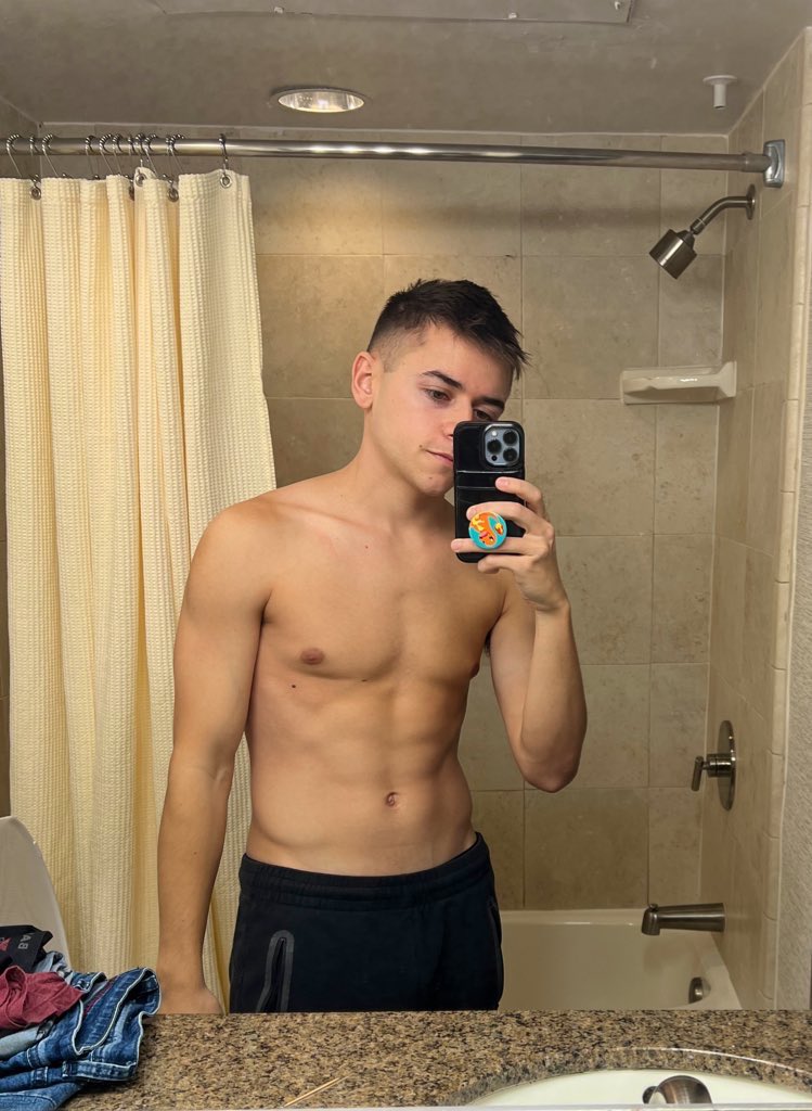 notstanchris's tweet photo. rt if you wanna get in my pants 😈 #gay #gayboy #gayfit https://t.co/Di67T0uwKf