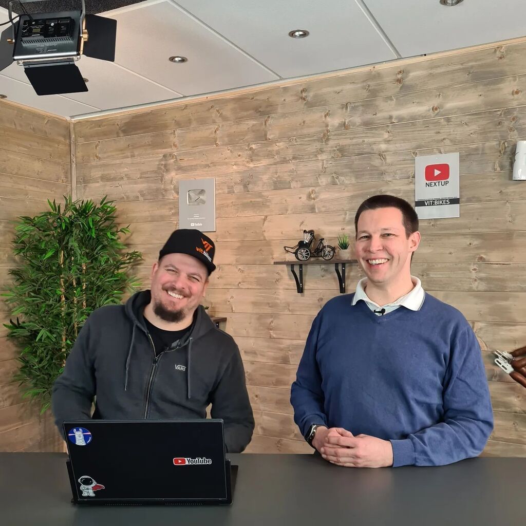 Die beiden hatten Spaß bei der Arbeit. Mehr demnächst bei <a href="/vitbikes/">Vit:bikes</a> #gpsradler #videodreh instagr.am/p/CqBGkcHM4E8/