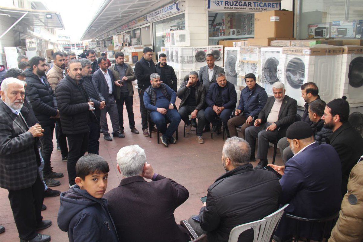 Şanlıurfa'da selden etkilenen vatandaşlarımızı ziyaret ettik. Acılarını paylaşıp, geçmiş olsun dileklerimizi ilettik.

Sel felaketinde vefat eden kardeşlerimizi bir kez daha rahmetle anıyorum. Rabbim bir daha böyle acılar yaşatmasın.

Yaralarımızı birlikte saracağız.