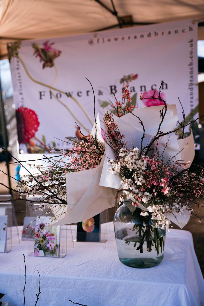 Come and explore the variety of traders at Wapping Docklands Market! Who knows what gems you'll find... or who you'll meet. 😃 @flowerandbranch