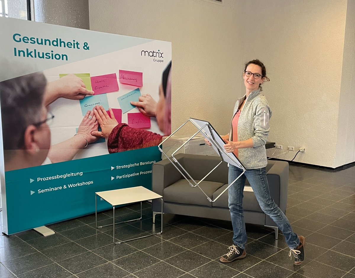 Alles startklar! Unsere Netzwerkecke ist bereit für zwei Tage voller Austausch und Diskussionen rund um das Thema gesundheitliche #Chancengleichheit beim <a href="/Kongress_AuG/">Kongress Armut und Gesundheit</a> in Berlin. Kommen Sie gerne auf einen Kaffee vorbei.