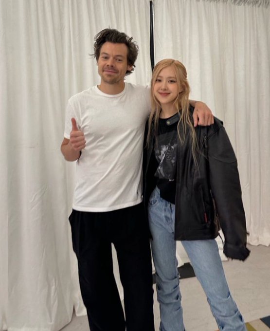 nuevanews_'s tweet photo. #AHORA | ¡ENLOQUECEN A LOS FANS! 🥰😍
Rosé de BLACKPINK posa junto a Harry Styles en una foto recientemente compartida.
#ROSE #BLACKPINK #BORNPINKinJAKARTA #HarryStylesInMNL #HarryStylesinPH #LoveOnTourManila https://t.co/7e4PiQzKBz