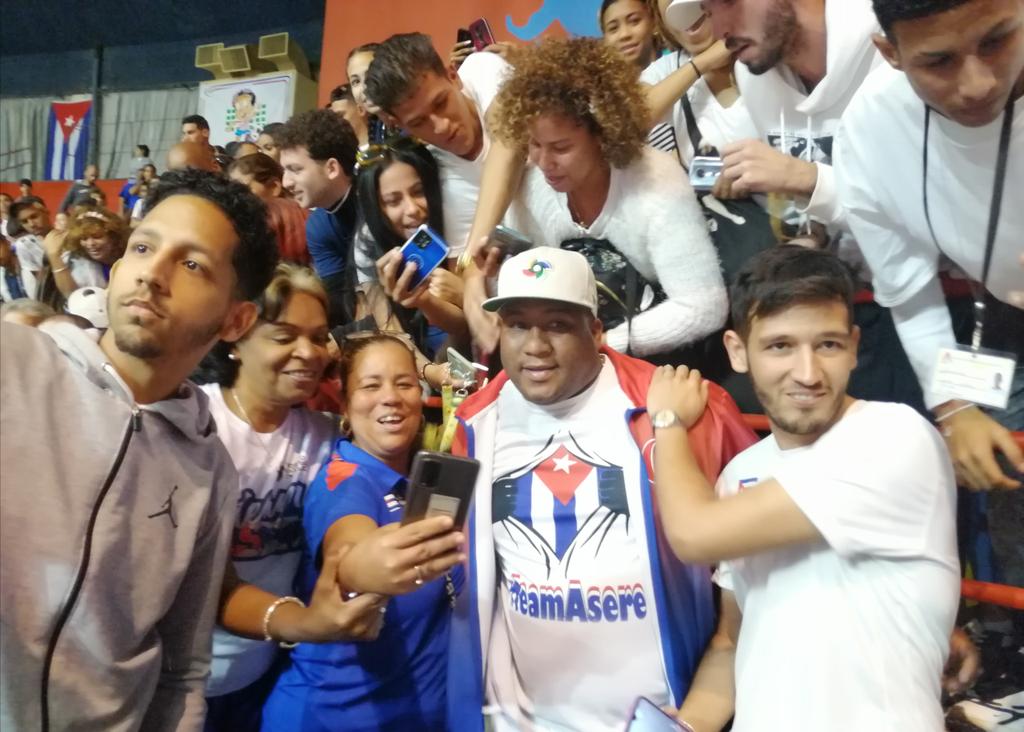¡Selfies con Despaigne! Al capitán del  #TeamAsere su pueblo no lo dejaba caminar en la Ciudad Deportiva. #Cuba #elCubaClasico #CDRCuba