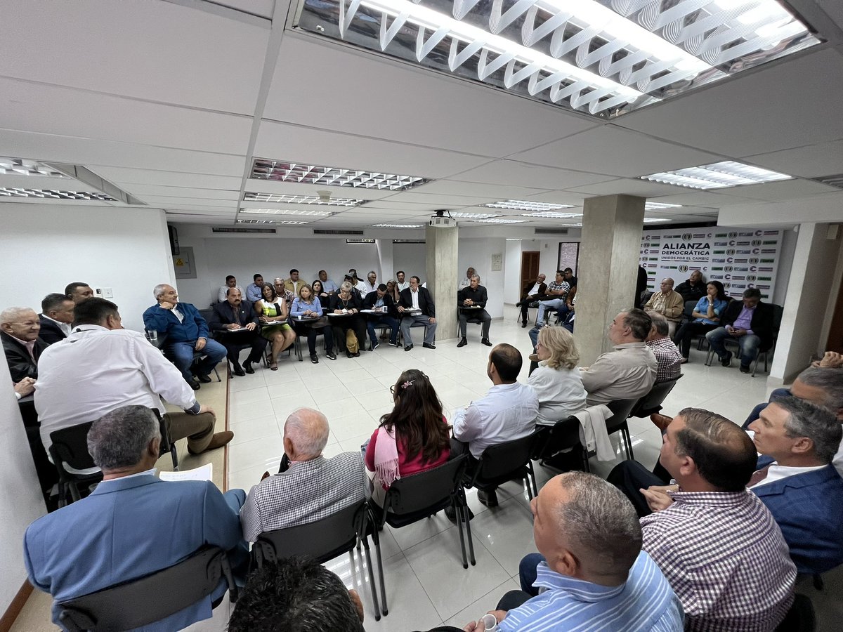 Se desarrolla reunión del Comité Ejecutivo Nacional de #AcciónDemocrática, con presencia de nuestro Secretario General Nacional @adbernabe, Secretario Nacional de Organización @cleverlaraad, Pdte. @rubenlimas, Pdte. Honorario @Leomagnofa, secretarios administrativos y políticos.