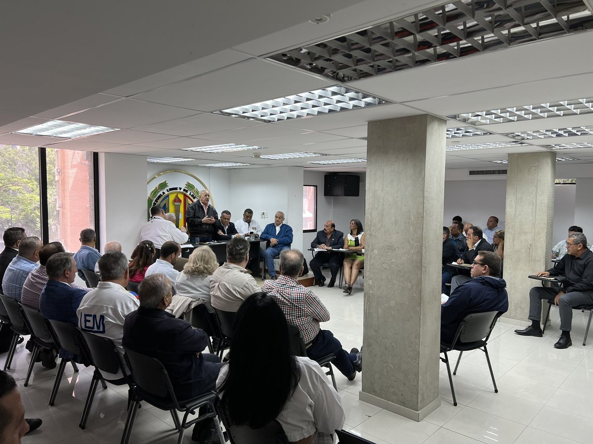 ADVenezuelaa's tweet photo. Se desarrolla reunión del Comité Ejecutivo Nacional de #AcciónDemocrática, con presencia de nuestro Secretario General Nacional @adbernabe, Secretario Nacional de Organización @cleverlaraad, Pdte. @rubenlimas, Pdte. Honorario @Leomagnofa, secretarios administrativos y políticos. https://t.co/JXYjcwB5lV