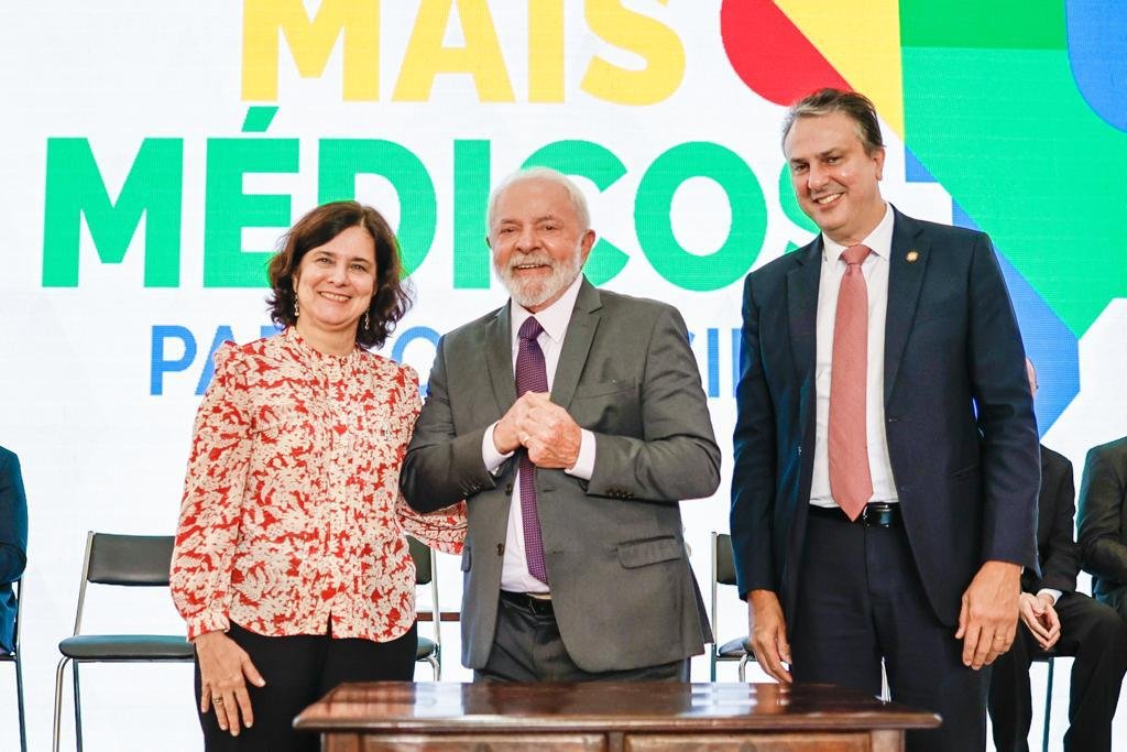 LulaOficial's tweet photo. O Mais Médicos voltou, com mais incentivos para profissionais brasileiros e atendimento em todo o país, especialmente em áreas de extrema pobreza. Voltamos para cuidar do povo brasileiro.

📸: @ricardostuckert https://t.co/PLih1O2ZUn