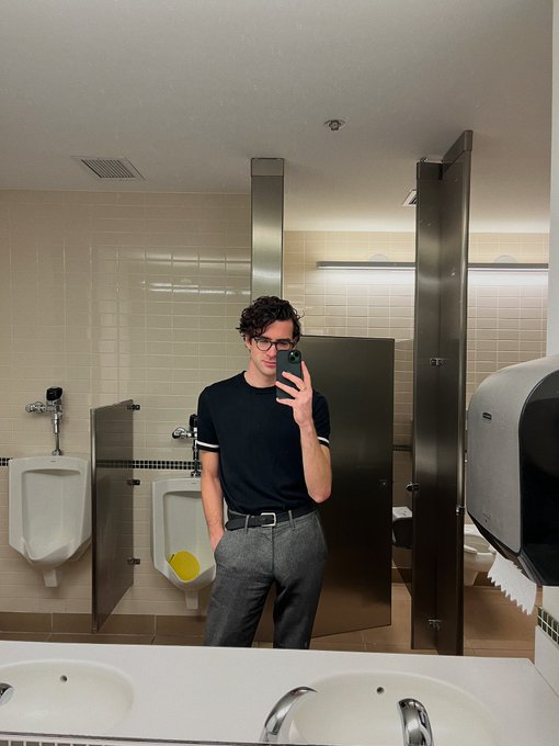 Can you tell I&rsquo;m not wearing underwear? https://t.co/oBcXD6ePWJ