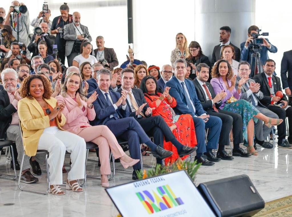 LulaOficial's tweet photo. O Mais Médicos voltou, com mais incentivos para profissionais brasileiros e atendimento em todo o país, especialmente em áreas de extrema pobreza. Voltamos para cuidar do povo brasileiro.

📸: @ricardostuckert https://t.co/PLih1O2ZUn