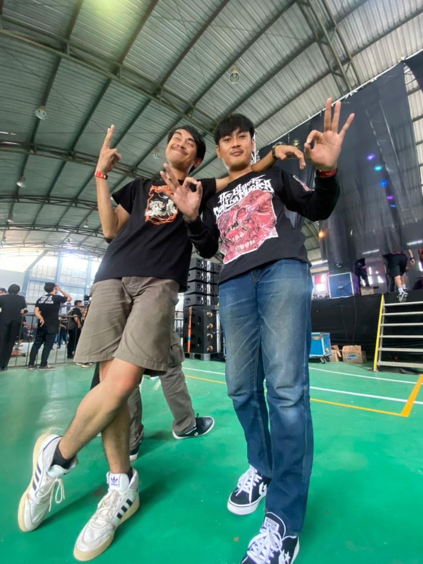 Mati seribu, tumbuh satu abadi. Lalu apa yg harus di khawatirkan? Suara-suara itu? Tenanglah, itu hanya suara berisik klakson yang sedang dibunyikan saja. Sepele kan?!😊