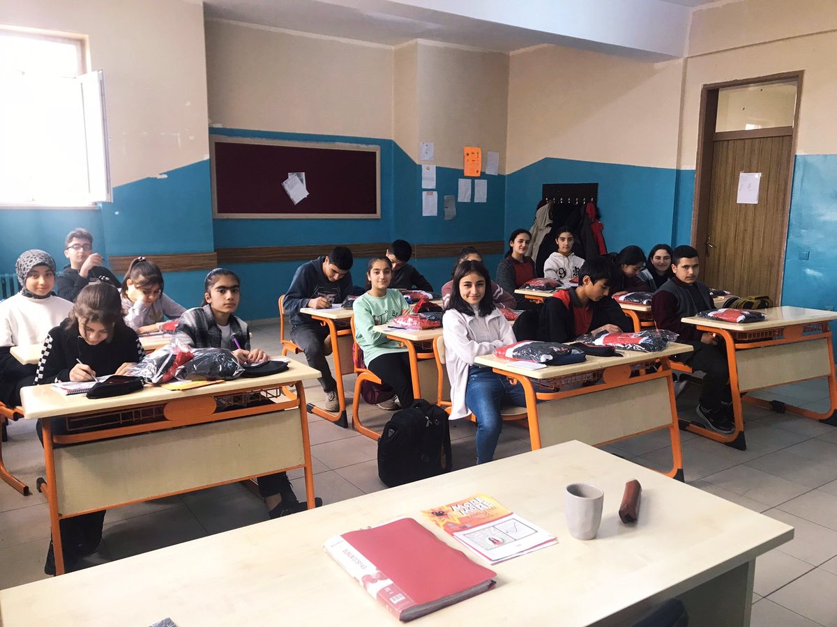 Temel Eğitim Genel Müdürlüğümüz tarafından öğrencilerimize ulaştırılan eşofman takımlarının dağıtımını gerçekleştirdik. Emeği geçenlere teşekkür ederiz. 
<a href="/prof_mahmutozer/">Mahmut Özer</a>
<a href="/tuncay_morkoc/">Tuncay Morkoç</a>
<a href="/karaloglu_murat/">Murat KARALOĞLU</a> 
<a href="/skaygusuz/">Salih Kaygusuz</a> 
<a href="/AGazioglu25/">Abdurrahman GAZİOĞLU</a>