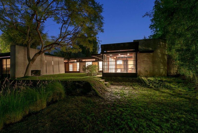 AModernLife's tweet photo. Schindler House (RM Schindler, 1922)
photo: Joshua White
quoting McCoy:“In that Puritan period of modern design [the 1940s], this house was mysterious and disturbing. With the floor on the same plane as the hearth, &amp; the hearth on the same plane as the patio, fire joined earth." https://t.co/McYVP0HQSr