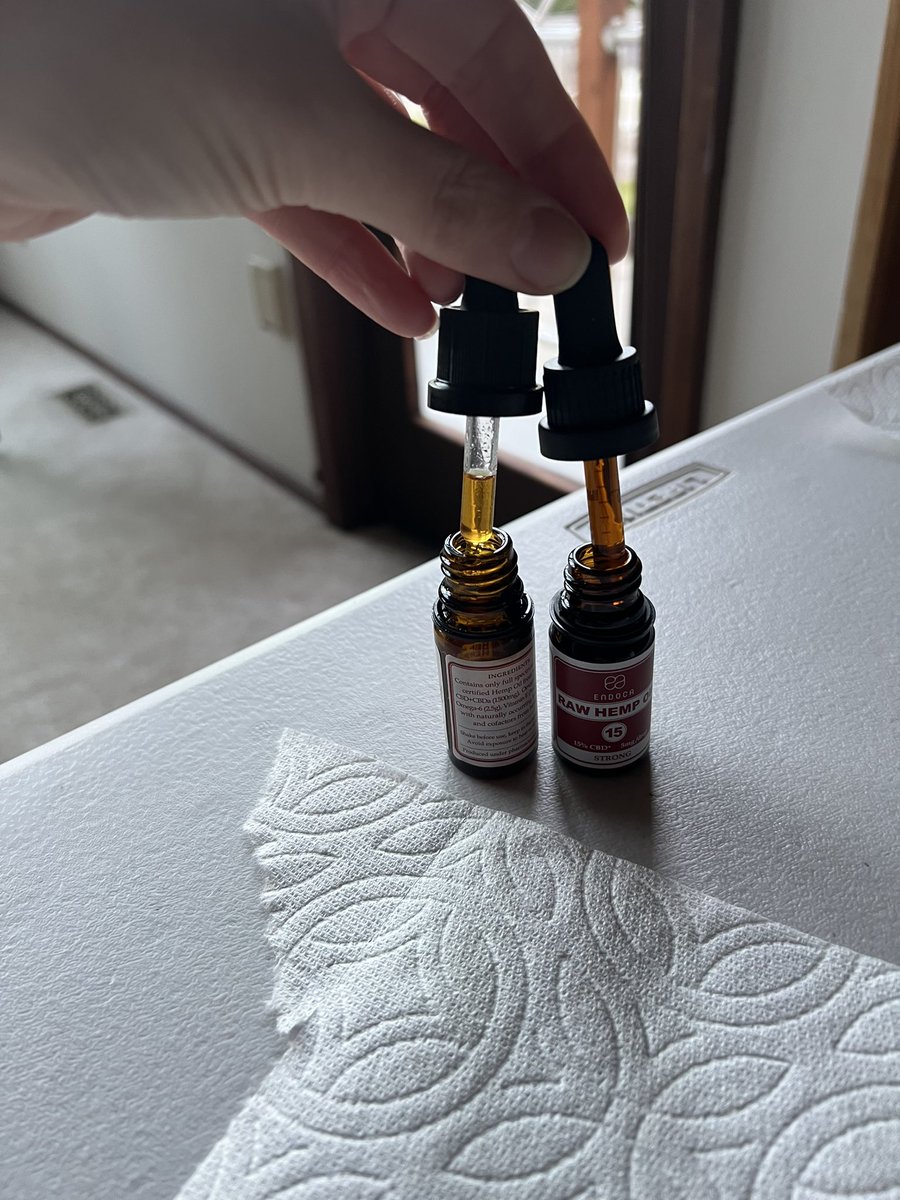 Bakın bu epilepsili çocuklarda dirençli nöbetlerde kullanılan CBD oil. Bunu kızımın disotonomi ataklarında kullanıyoruz. Atakları hızlıca toparlıyor. Türkiye’de satılmadığından satışa “aracı” insanlardan aldık mecburen. Kızımın ataklarına artık etki etmiyor diye çok üzülmüştüm+