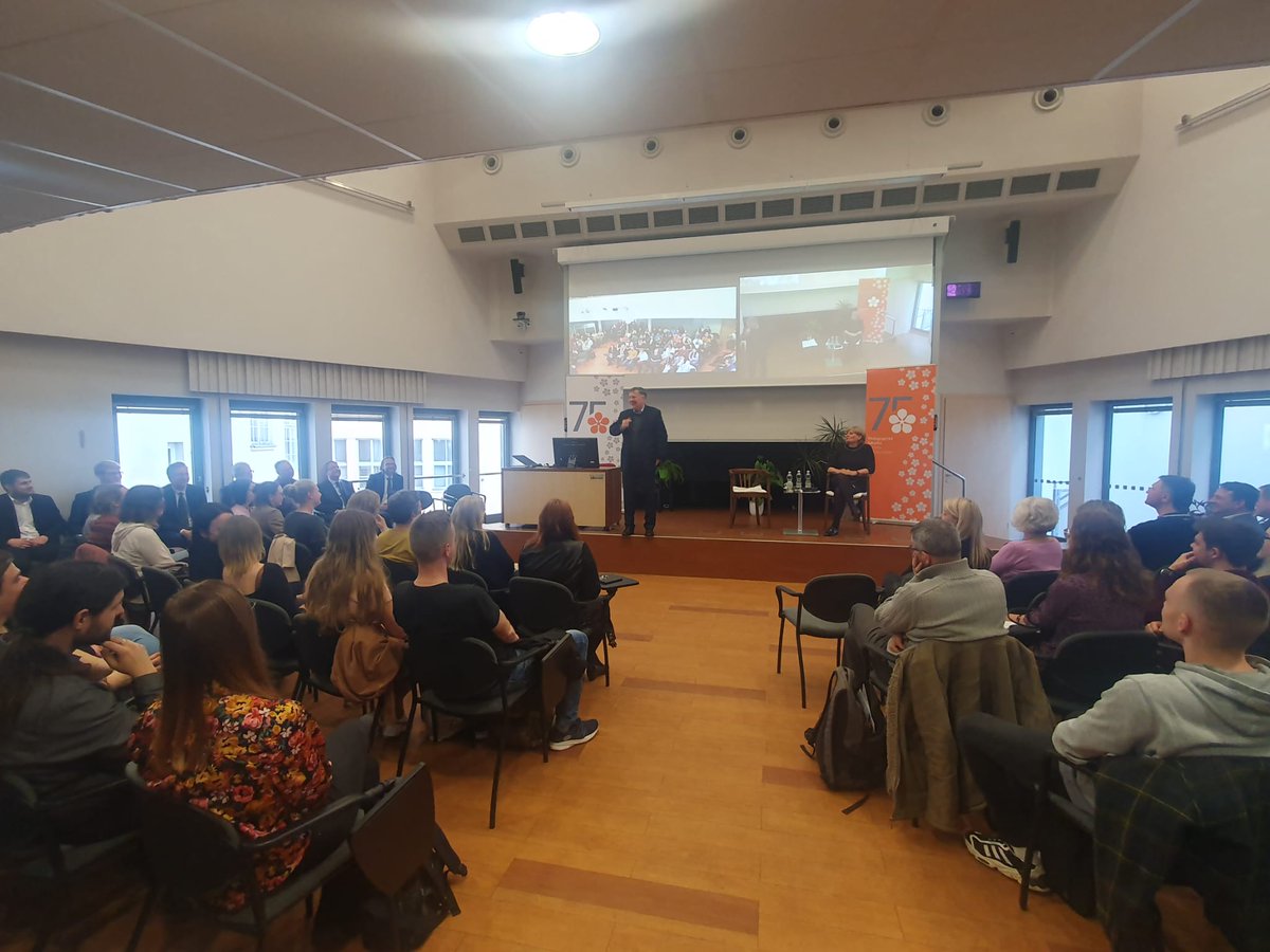 V rámci návštěvy <a href="/JihoceskaUni/">Jihočeská univerzita</a> jsem se zúčastnil veřejné přednášky a diskuze s akademickou obcí na téma kurikulární reformy a situace ve školství. Kromě toho jsme probrali i další aktuální problémy a výzvy vysokého školství.