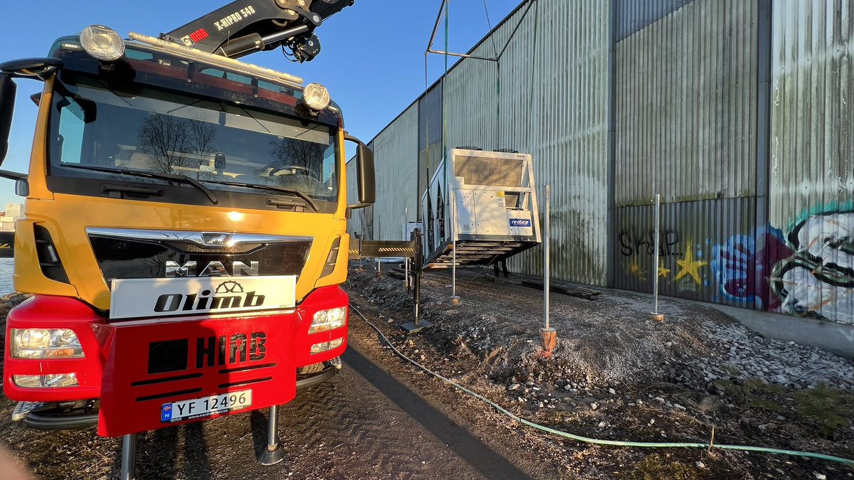 Nå er kjøleaggregatet på fire tonn til den nye isbanen straks på plass. 

Stor takk til Olimb for fantastisk hjelp med løft og justering.