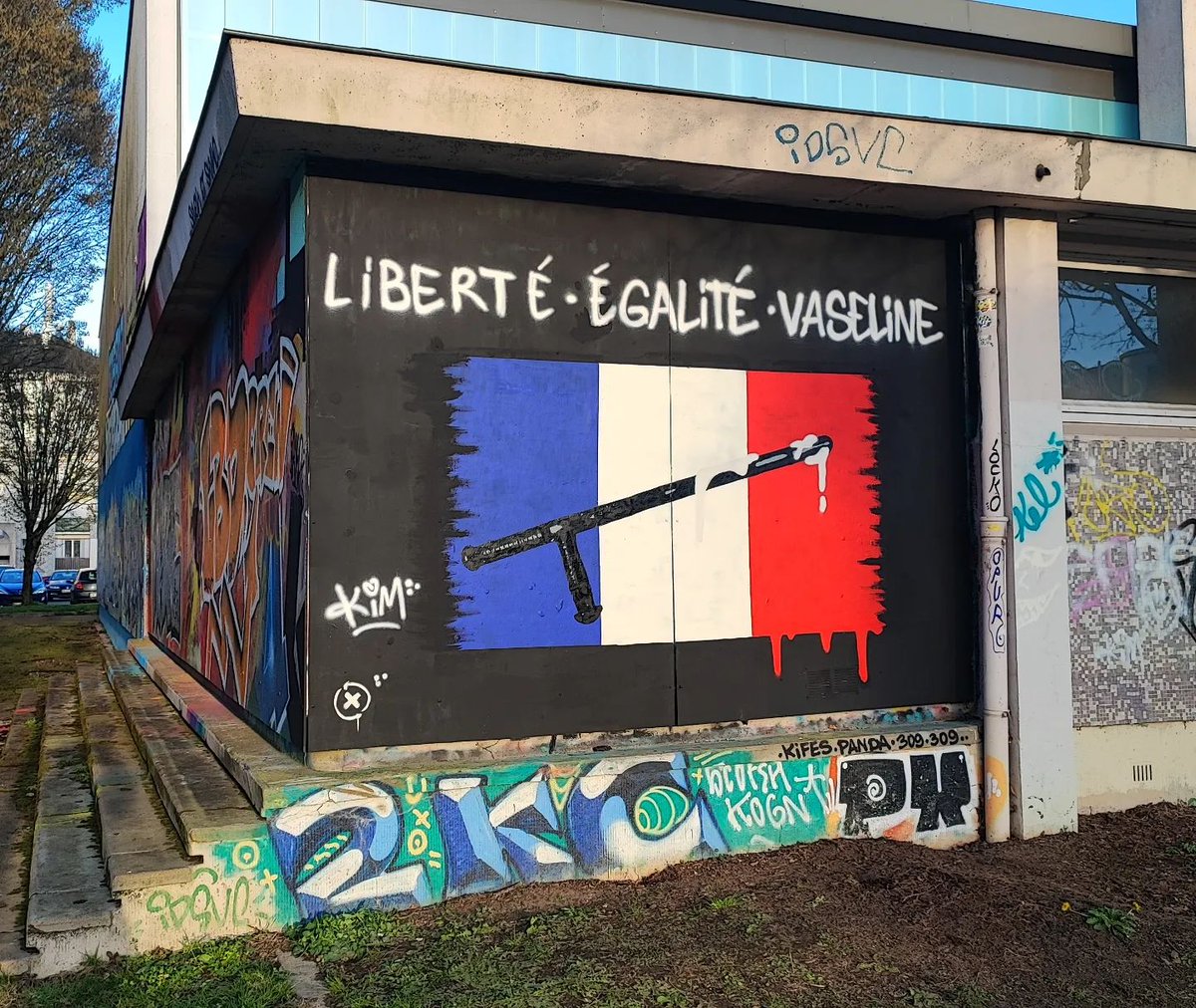 #LibertéÉgalitéVaseline #Vaseline  #LesGraffsDuJusticier  #UrbanArt #ArtDeRue #Graffiti #UrbanPhotography #StreetPhotographer #StreetPhotography #GraffitiPhotography #GraffitiGirl #RéformeDesRetraites #Rennes #Bretagne #Roazhon #RennesMetropole #TourismeRennes #ILoveRennes