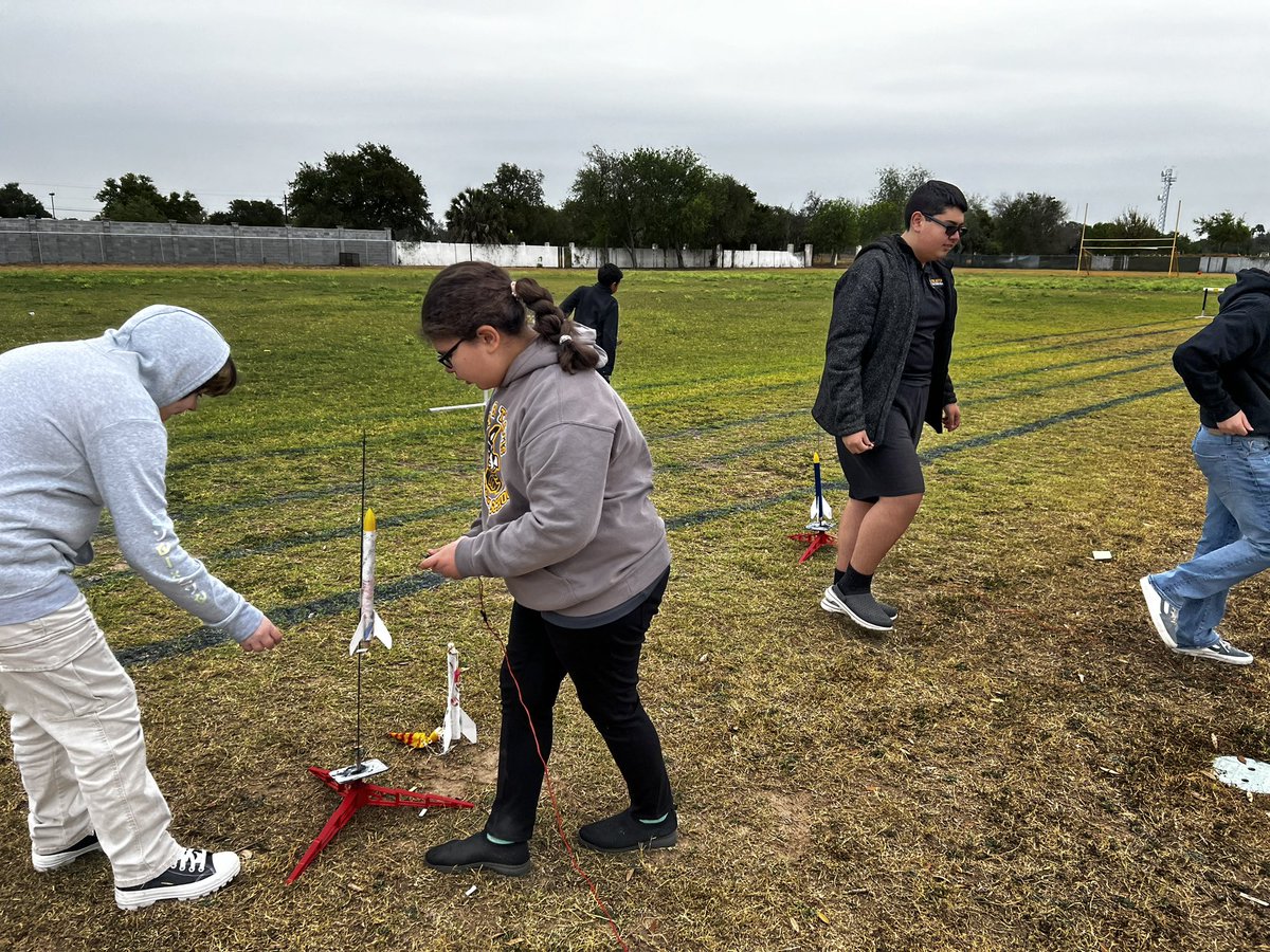1Lib_specialist's tweet photo. ALERT: 👀 flying objects above TravisMS today; it’s our enrichment students🚀 launching their rockets 🪂 @TerriersTravis #travismslib @annvega @StateAndFedMISD @McAllenISDCTE #collaboration #rocket #mcallenisdlib @jamesvarlack #STEAM https://t.co/fE64bsmsbM