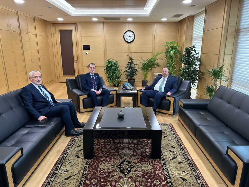 Genel Merkezimiz’de yaptığımız Cumhurbaşkanı adaylığı açıklamasının ardından, Yüksek Seçim Kurulu’na giderek adaylık başvurumuzu yaptık. Cenab-ı Allah hayırlı eylesin inşallah.