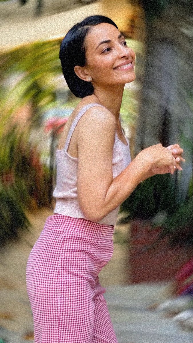 iam_cpb's tweet image. Through the 🌞 &amp;amp; the ☔️…in vintage with a smile. 
#fromtheinsideout 
💛😄💛