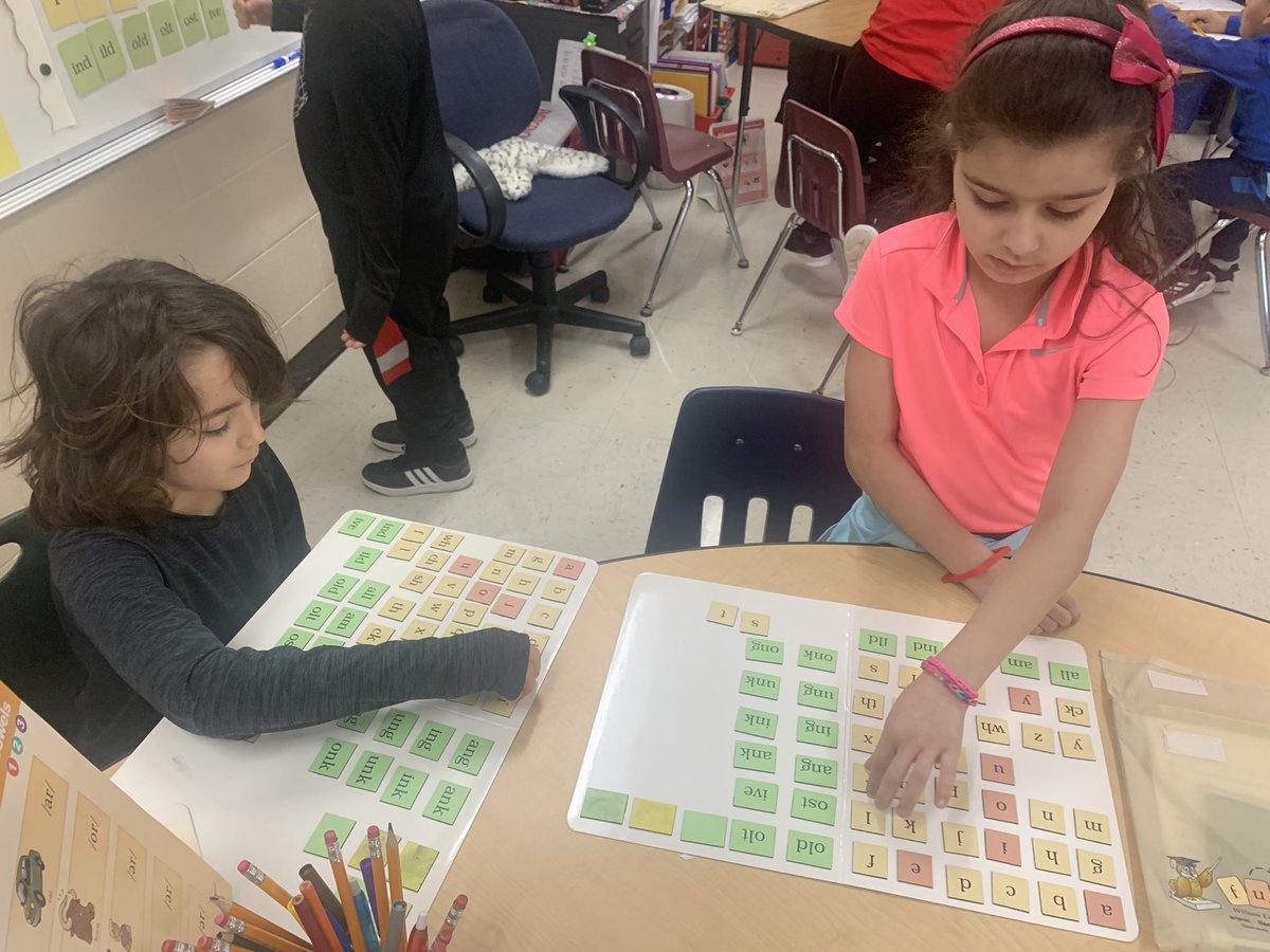 D123Sward's tweet photo. Time for spring cleaning on this first day of spring- organizing FUNdation ๐งฒ magnet boards ๐ธโ๏ธ๐ง๐ก #d123 #swd123 #organization #fundations #BrainStructure #literacy #gluedsounds #diagraphs https://t.co/nTjBSqH98O