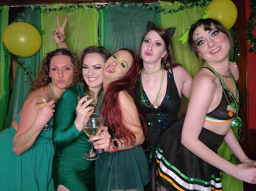 TheDestiniStarr's tweet photo. Pictures from the night of the St.Patty’s Crawl. @TehRoseSBR @AutumnVerlot @SbrSkye @BrooklynBaleSBR @nvdjred 
I had a blast. And had the opportunity to see my friends @sagebrushranch 
Thank you ladies for making a great night. And thank you for the birthday surprise. @bunnyranch https://t.co/oJh7ubU4gr