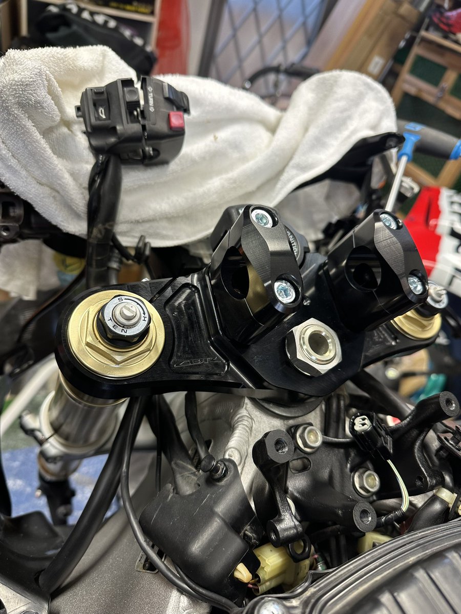 tarotarobikes's tweet photo. ✨CBR1000RR😁custom✨

・トップブリッジ装着完了😁・

#HONDA
#CBR1000RR
#custom https://t.co/BMej7NkkZP