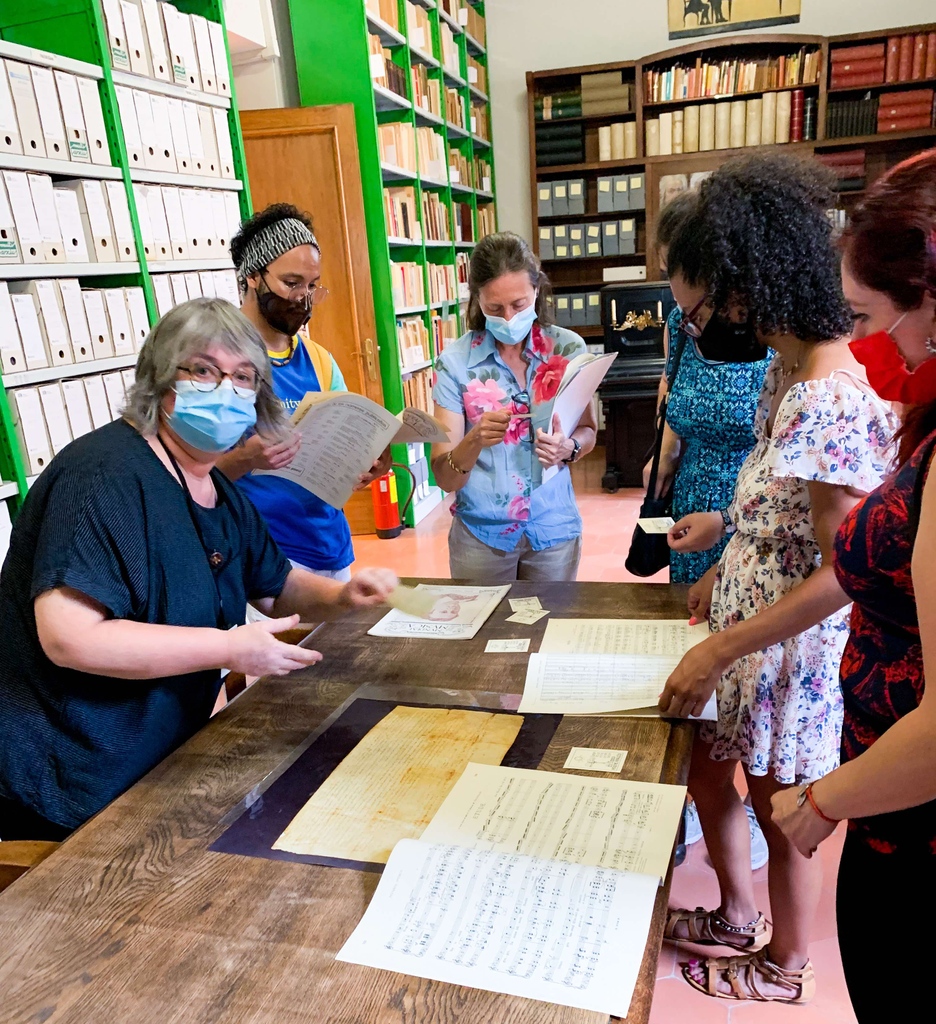 A super exciting moment during the Barcelona Festival of Song is visiting the music collection of the Biblioteca de Catalunya. They bring us to special places to see the manuscripts of some of the  legends of Spanish and Latin American music.