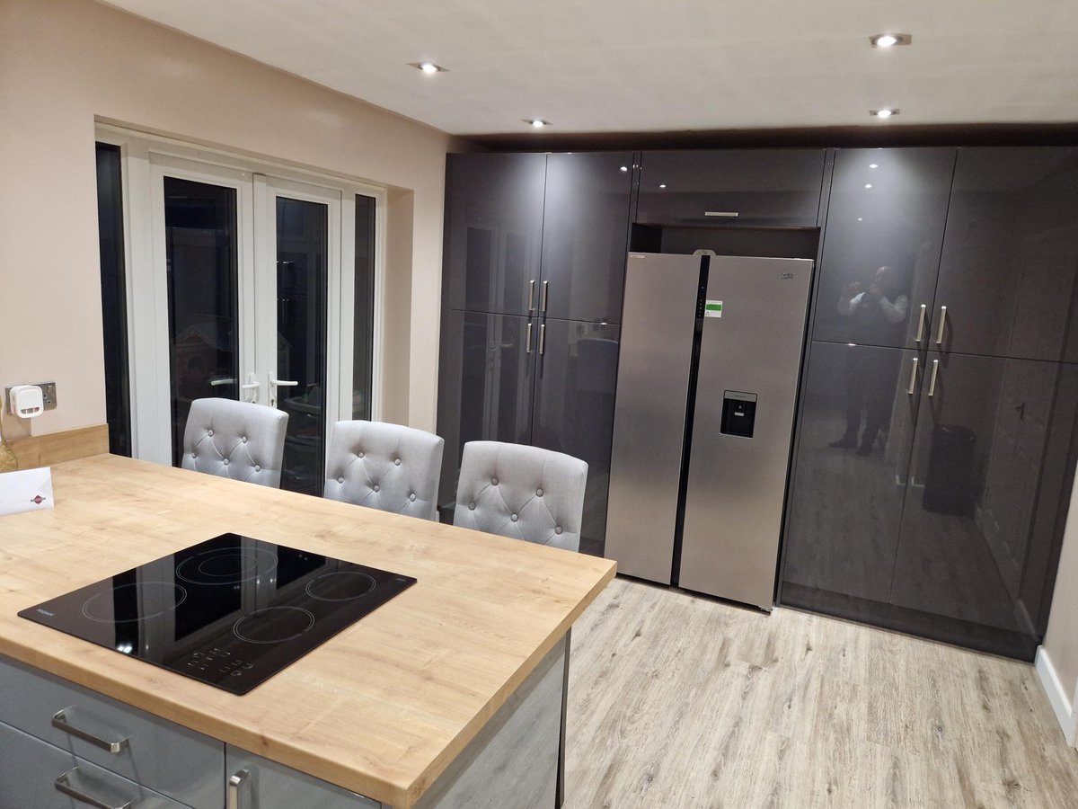 TKDBishopbriggs's tweet image. Mr &amp;amp; Mrs Harvey now have a wonderful new Dust Grey and Graphite design. They paired our Zara Gloss door with Camden D Handles and Natural Hamilton Oak worktops to create a sleek, modern design.

Browse more designs online 👉 bit.ly/3LdUuWH

#GlossKitchen #GreyKitchen