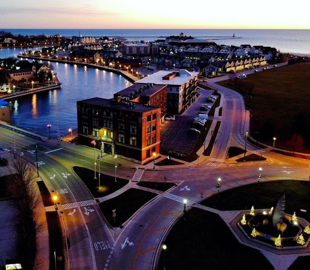 Starting our week off right in Sheboygan
📸: @argus_deafening
.
.
.
#dronephotography #droneoftheday #aerialphotography #visitsheboygan #discoverwisconsin #travelwisconsin #explorewisconsin #sheboygan #greatlakes #sunrise