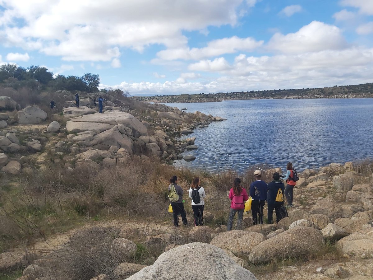 AulaEduAmbUCLM's tweet image. 📌 El sábado 18 se realizó una recogida de residuos en el Embalse de Guajaraz (Toledo) en apoyo a la campaña 1m2 por los ríos, lagos y embalses (Marzo 2023) #ProyectoLibera @ecoembes @SEO_BirdLife 

En ella participaron miembros de la comunidad universitaria UCLM y externos.