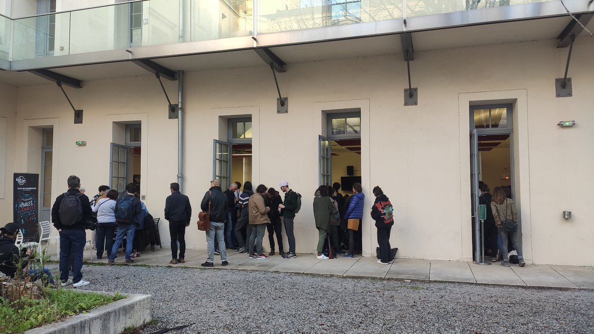 RadioClapas's tweet photo. Salle comble pour l'économiste Michaël Zemmour, venu à Montpellier à l'occasion d'une conférence sur les enjeux de la réforme des retraites.
Cette prise de parole a lieu dans le cadre d'un cycle de conférences, intitulé "Tu parles Charles !".
#ReformeDesRetraites
#UPVM https://t.co/rm34bRIZGi