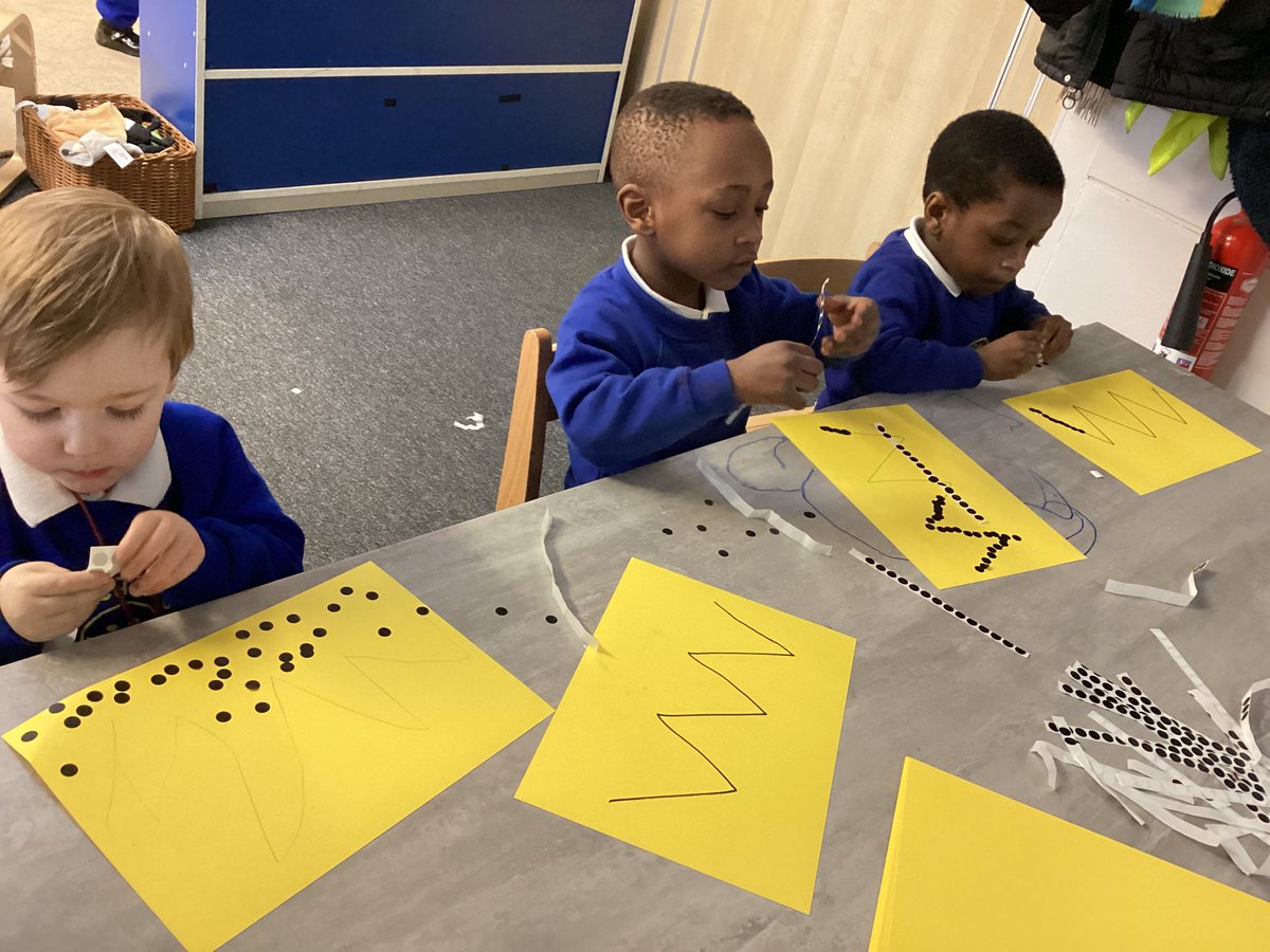 Nurserystm1's tweet photo. Using our fine motor skills to peel and press stickers along a pattern. #STMphysicaldevelopment #STMeyfs https://t.co/YZRaiOgyDy