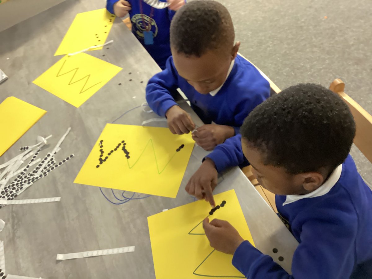 Nurserystm1's tweet photo. Using our fine motor skills to peel and press stickers along a pattern. #STMphysicaldevelopment #STMeyfs https://t.co/YZRaiOgyDy