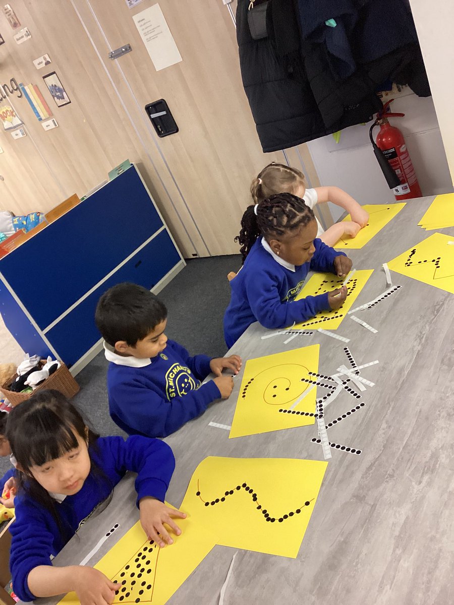 Nurserystm1's tweet photo. Using our fine motor skills to peel and press stickers along a pattern. #STMphysicaldevelopment #STMeyfs https://t.co/dutwmnaONo