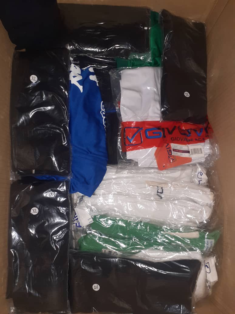 📸  📦📦 Parte del último envío realizado 

En los campos de refugiados saharauis lucen con una sonrisa los colores del <a href="/RealBetis/">Real Betis Balompié 🌴💚</a> 
<a href="/RealBetisFem/">Real Betis Féminas</a> 
<a href="/LaLiga/">LALIGA</a> 

Gracias a todos los que lo habeis hecho posible 🫶🤩💚