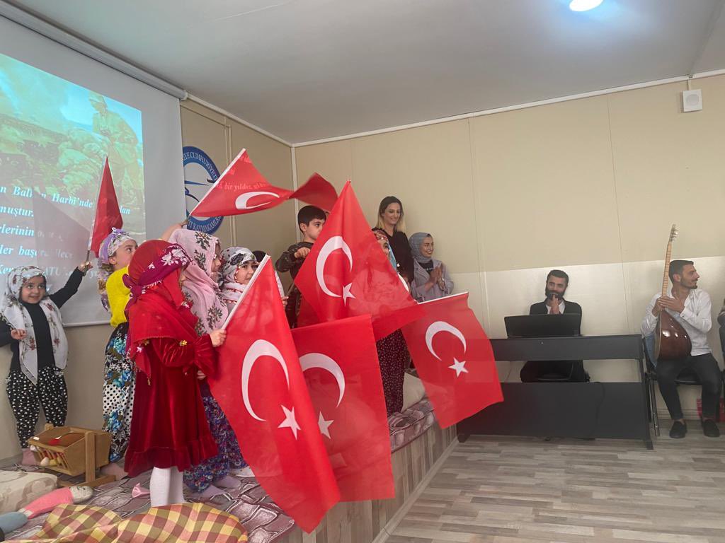 EdremitAdem's tweet photo. Şabaniye Aile Destek Merkezimizin hazırlamış olduğu 18 Mart Çanakkale Zaferi ve Şehitleri Anma Günü etkinliği gösterisi.

@tcailesosyal 
@tcvanedremit 
@deryayanikashb 
@AileSabaniye https://t.co/MR25jhkIXF