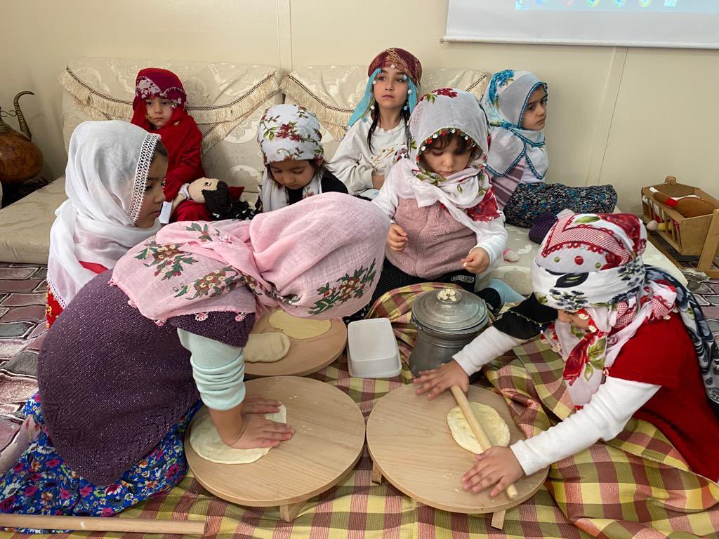 EdremitAdem's tweet photo. Şabaniye Aile Destek Merkezimizin hazırlamış olduğu 18 Mart Çanakkale Zaferi ve Şehitleri Anma Günü etkinliği gösterisi.

@tcailesosyal 
@tcvanedremit 
@deryayanikashb 
@AileSabaniye https://t.co/MR25jhkIXF