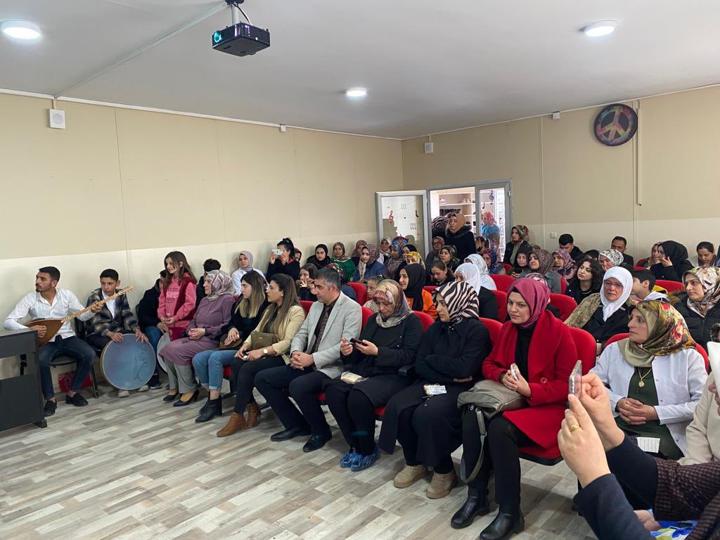 EdremitAdem's tweet photo. Şabaniye Aile Destek Merkezimizin hazırlamış olduğu 18 Mart Çanakkale Zaferi ve Şehitleri Anma Günü etkinliği gösterisi.

@tcailesosyal 
@tcvanedremit 
@deryayanikashb 
@AileSabaniye https://t.co/MR25jhkIXF