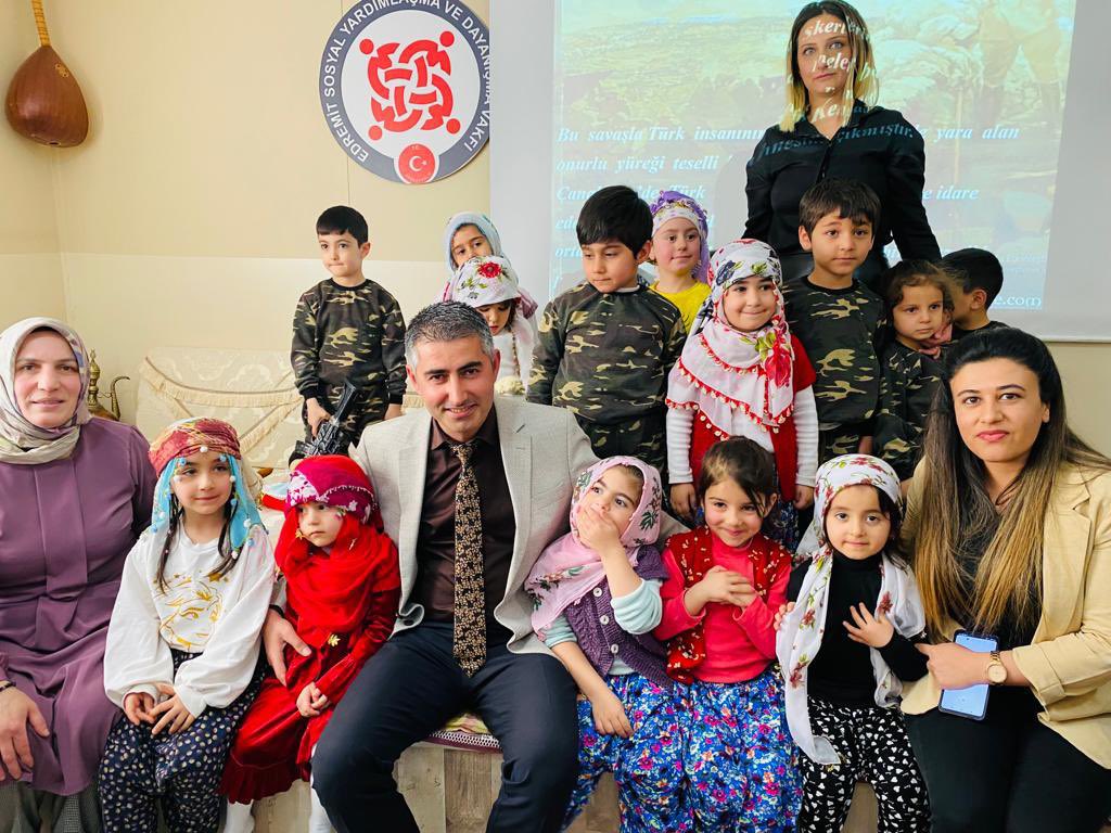 EdremitAdem's tweet photo. Şabaniye Aile Destek Merkezimizin hazırlamış olduğu 18 Mart Çanakkale Zaferi ve Şehitleri Anma Günü etkinliği gösterisi.

@tcailesosyal 
@tcvanedremit 
@deryayanikashb 
@AileSabaniye https://t.co/MR25jhkIXF