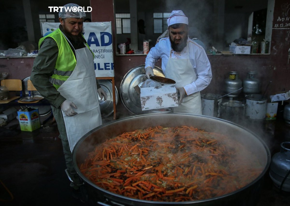 TurkVolunteers's tweet photo. Every day, a group of dedicated Uzbek volunteers wake up early to cook their traditional rice, known as osh, in massive cauldrons for some 16,000 earthquake survivors in Türkiye’s quake-hit areas.

Photos: Halil Fidan / AA 

#türkiye #turkey #earthquake #turkeyquake #disaster https://t.co/j7Rd3eIwb0
