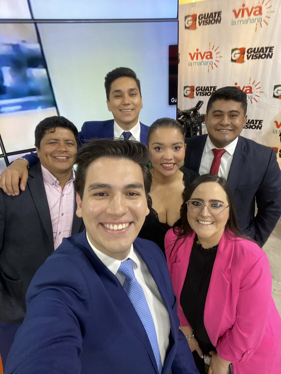 carlosrkestler's tweet photo. Aquí estamos seis de los siete reporteros y reporteras de Noticiero @Guatevision_tv, que hoy cumple 20 años al aire. 📺 

Nuestro derecho a informar es tu derecho a saber. Y ambos son importantes hoy más que nunca. https://t.co/ziBAQFiRpA